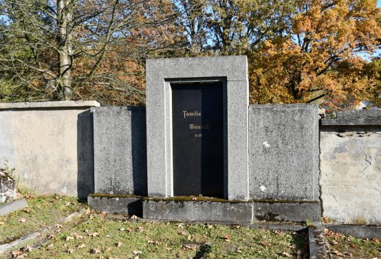 Hřbitov a náhrobky v roce 2021, O.C., 2021