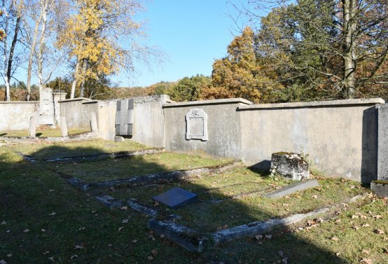 Hřbitov a náhrobky v roce 2021, O.C., 2021