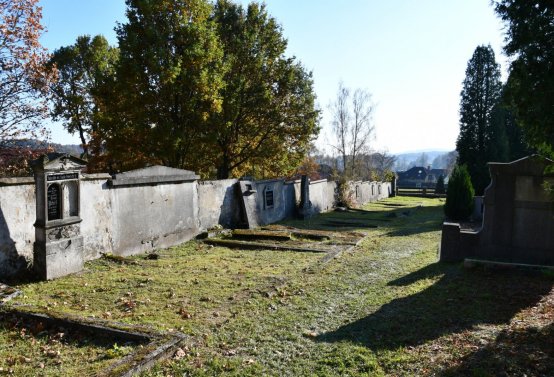 Hřbitov a náhrobky v roce 2021, O.C., 2021