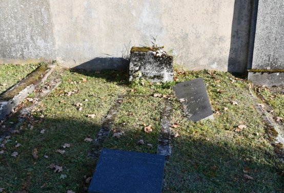 Hřbitov a náhrobky v roce 2021, O.C., 2021