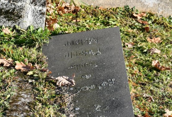 Hřbitov a náhrobky v roce 2021, O.C., 2021