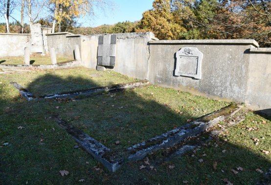 Hřbitov a náhrobky v roce 2021, O.C., 2021