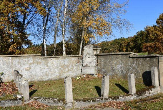 Hřbitov a náhrobky v roce 2021, O.C., 2021