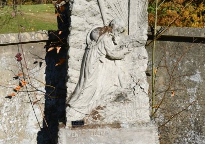 Hřbitov a náhrobky v roce 2021, O.C., 2021