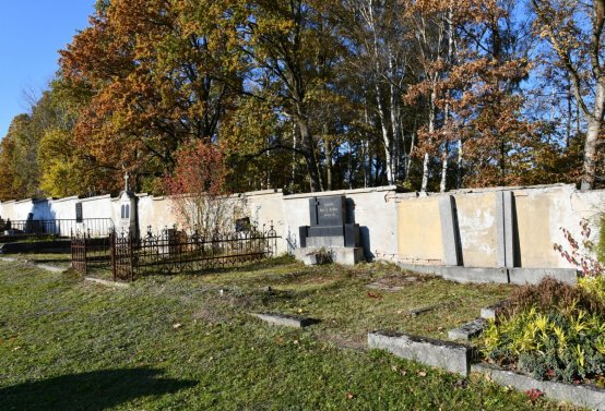 Hřbitov a náhrobky v roce 2021, O.C., 2021