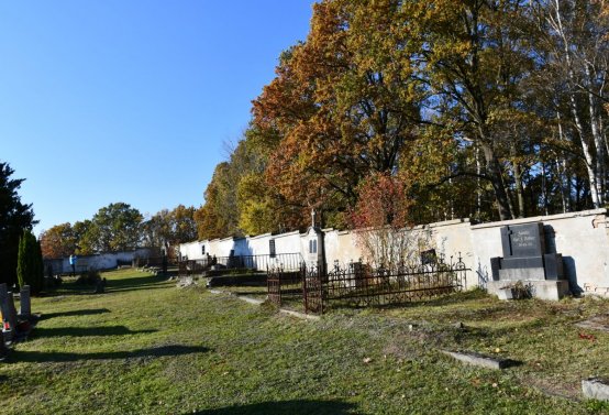 Hřbitov a náhrobky v roce 2021, O.C., 2021