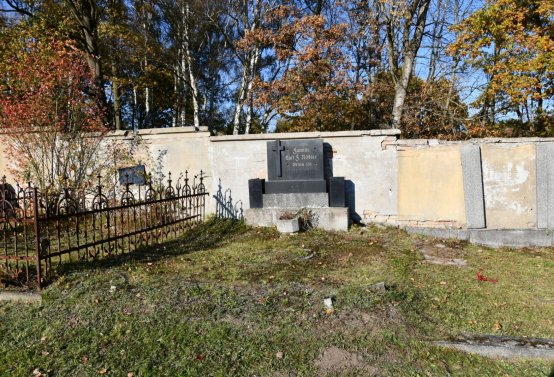 Hřbitov a náhrobky v roce 2021, O.C., 2021