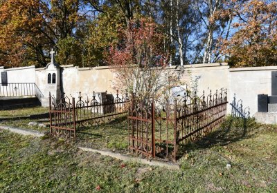 Hřbitov a náhrobky v roce 2021, O.C., 2021