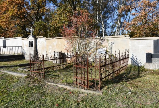 Hřbitov a náhrobky v roce 2021, O.C., 2021