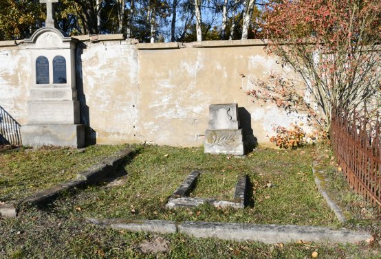 Hřbitov a náhrobky v roce 2021, O.C., 2021