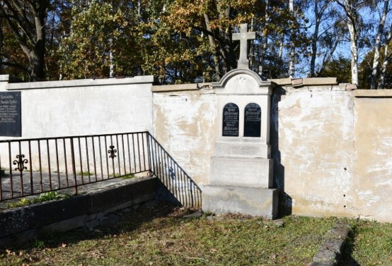 Hřbitov a náhrobky v roce 2021, O.C., 2021