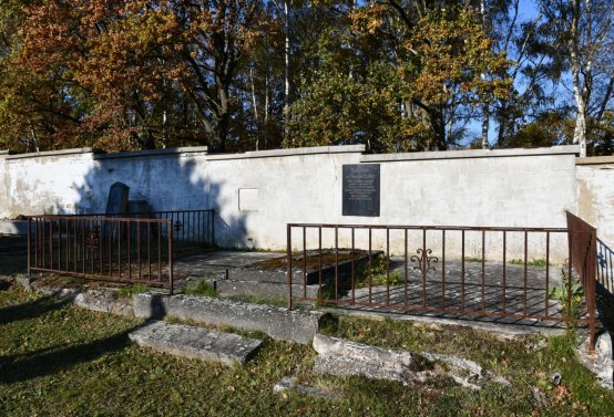 Hřbitov a náhrobky v roce 2021, O.C., 2021