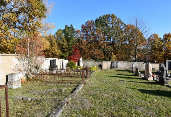 Hřbitov a náhrobky v roce 2021, O.C., 2021