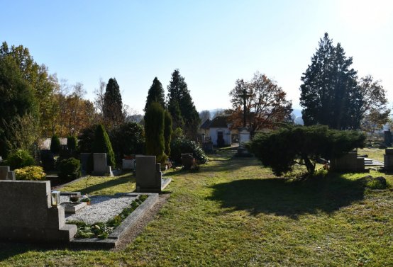 Hřbitov a náhrobky v roce 2021, O.C., 2021