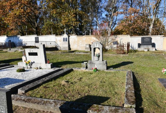 Hřbitov a náhrobky v roce 2021, O.C., 2021