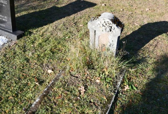 Hřbitov a náhrobky v roce 2021, O.C., 2021