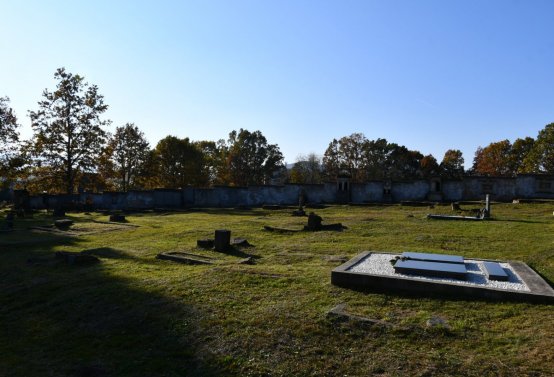 Hřbitov a náhrobky v roce 2021, O.C., 2021