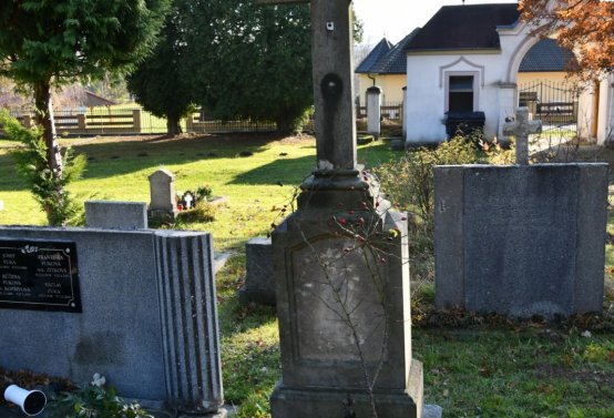 Hřbitov a náhrobky v roce 2021, O.C., 2021