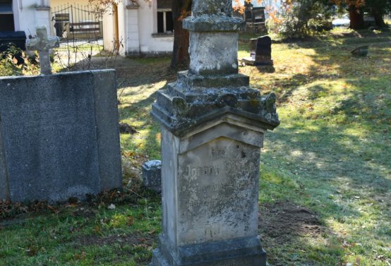 Hřbitov a náhrobky v roce 2021, O.C., 2021