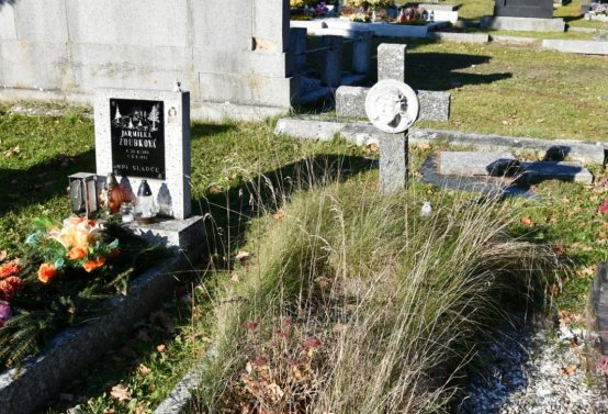 Hřbitov a náhrobky v roce 2021, O.C., 2021