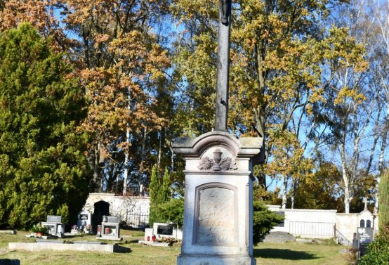 Hřbitov a náhrobky v roce 2021, O.C., 2021